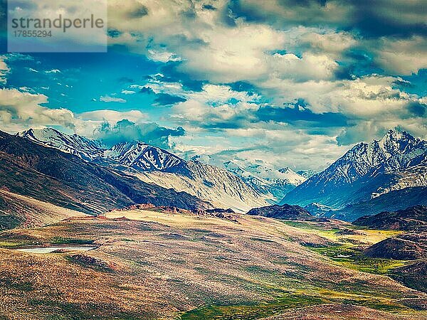 Vintage Retro-Effekt gefiltert Hipster-Stil Bild der kleinen Bergsee im Himalaya. Spiti-Tal  Himachal Pradesh  Indien  Asien