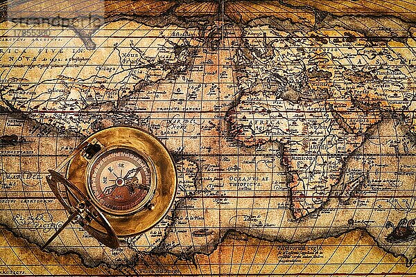 Reise Geographie Navigation Konzept Hintergrund  alte Vintage Retro-Kompass mit Sonnenuhr auf alten Weltkarte