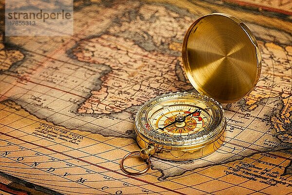 Alter Jahrgang retro goldenen Kompass auf alten Karte