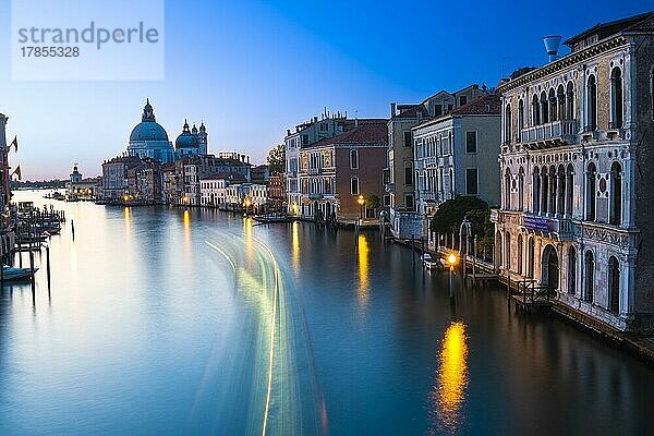 Sonnenaufgang am Canal Grande von der Ponte dell' Accademia gesehen  Langzeitbelichtung  Lichtspuren von Booten  Venedig  Italien  Europa