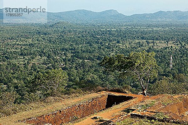 Ruinen auf dem Gipfel des Sigiriya-Felsens. Sri Lanka