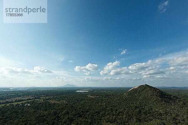 Himmel über kleinen  mit Bäumen bewachsenen Bergen. Sri Lanka