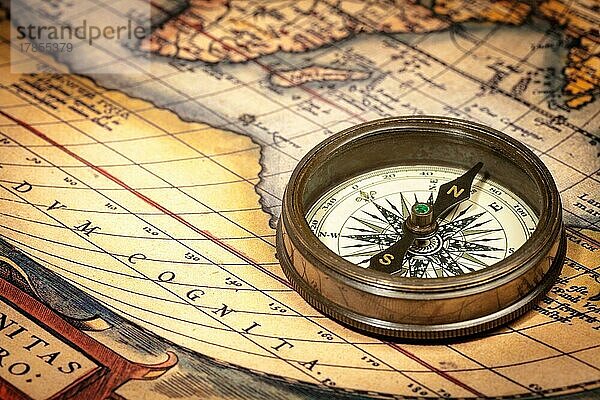 Alter Vintage-Retro-Kompass auf alter Karte