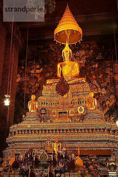 Sitzende Buddha-Goldstatue im buddhistischen Tempel. Wat Pho  Bangkok  Thailand  Asien
