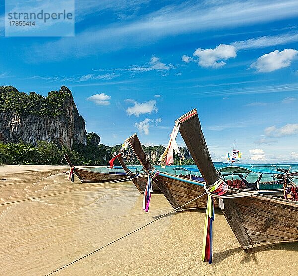 Langschwanzboote an einem tropischen Strand in Thailand