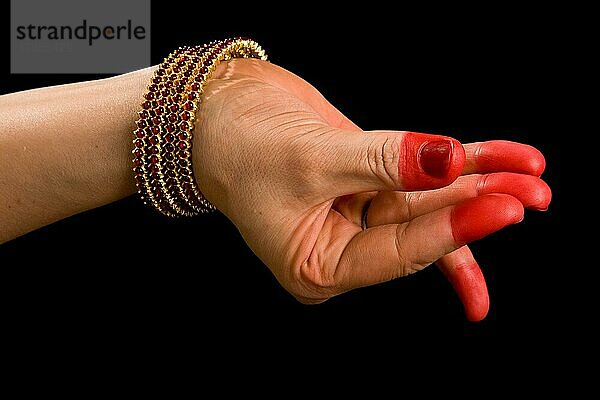 Frauenhand zeigt Bana hasta des klassischen indischen Tanzes Bharata Natyam
