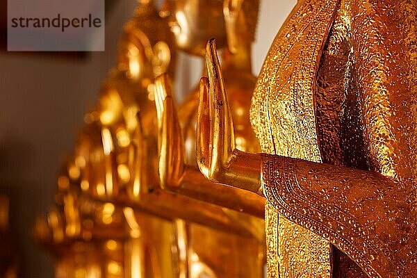 Goldene Buddha-Statue  segnende Hand  Wat Pho  Bangkok  Thailand  Asien