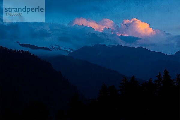 Sonnenuntergang im Himalaya. Manali  Kullu-Tal  Himachal Pradesh  Indien  Asien