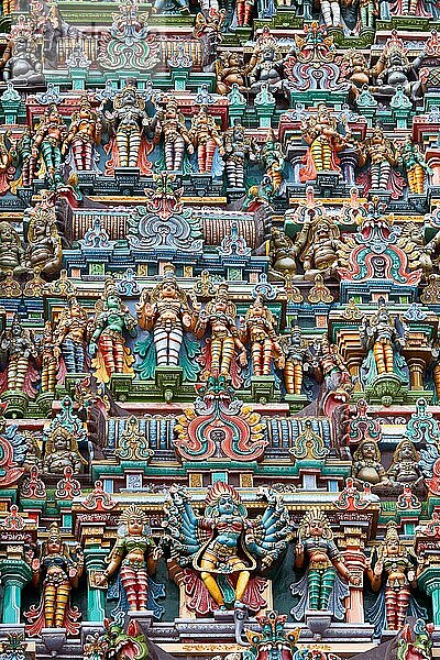 Skulpturen auf der Gopura (Turm) eines Hindu-Tempels. Menakshi-Tempel  Madurai  Tamil Nadu  Indien  Asien