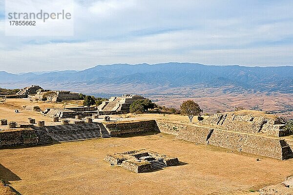 Antike Ruinen auf der Hochebene Monte Alban in Mexiko