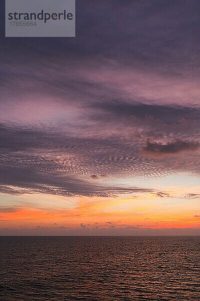 Sonnenuntergang am Arabischen Meer. Varkala  Kerala  Indien  Asien