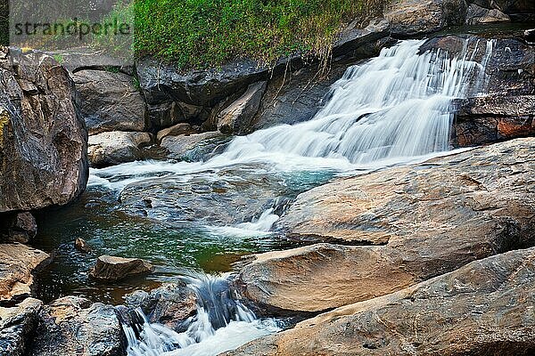 Athukadu-Wasserfall. Langzeitbelichtung. Munnar  Kerala  Indien  Asien