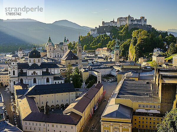 Stadtansicht  Altstadt und Festung Hohensalzburg  Salzburg  Salzburger Land  Österreich  Europa