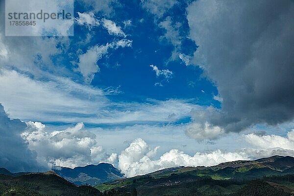 Wolken über den Bergen. Munnar  Kerala  Indien  Asien