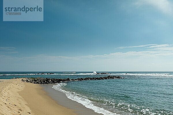 Wellenbrecher am Strand. Mirissa  Sri Lanka  Asien