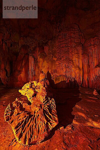 Stalagmiten-Felsformationen in einer Höhle. Chiang Dao  Thailand  Asien