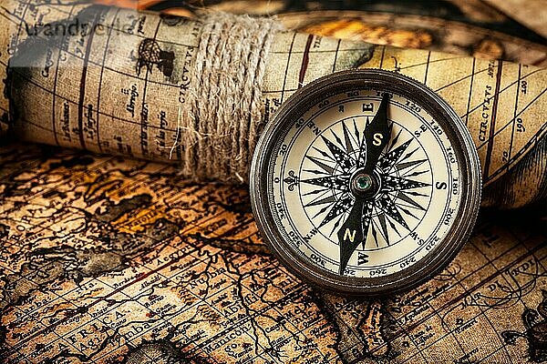Reisen Geographie Navigation Konzept Hintergrund  alte Vintage Retro-Kompass auf alten Weltkarte