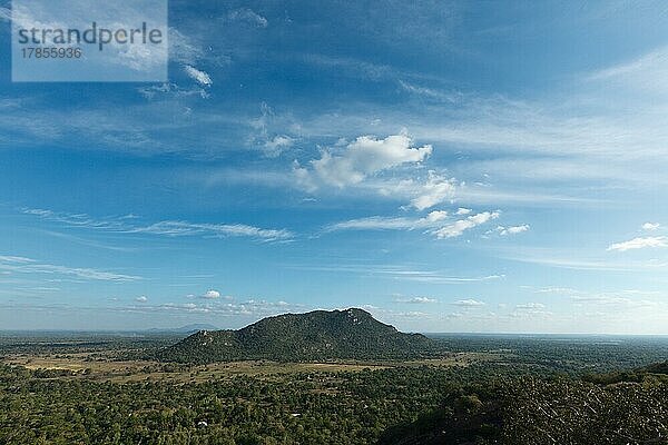 Himmel über kleinen  mit Bäumen bewachsenen Bergen. Sri Lanka