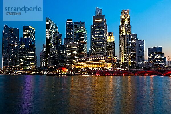 Skyline von Singapur und Fluss am Abend