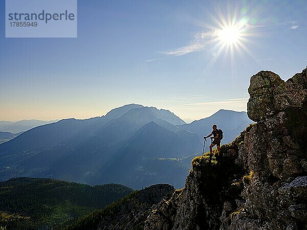 Bergsteiger an einem Aussichtspunkt in den Berchtesgadener Alpen  hinten Hoher Göll  Nationalpark Berchtesgaden  Schönau am Königssee  Berchtesgadener Land  Bayern  Deutschland  Europa