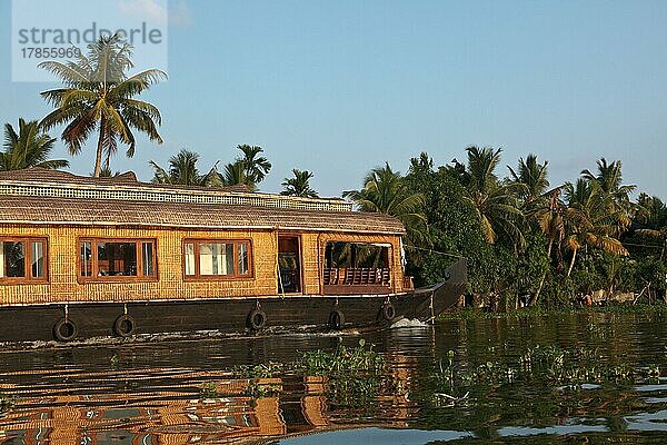 Traditionelles Hausboot auf den Backwaters von Kerala. Kerala  Indien  Asien