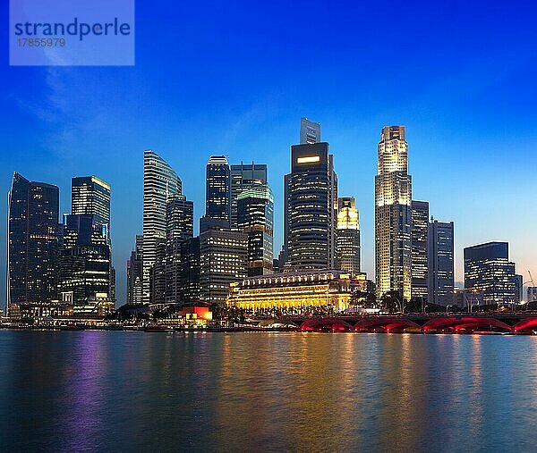 Skyline von Singapur und Fluss am Abend