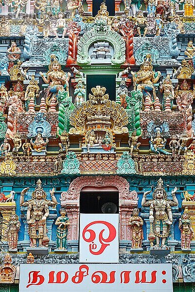 Skulpturen auf der Gopura (Turm) eines Hindu-Tempels. Jambukeshwarar-Tempel. Madurai  Tamil Nadu  Indien. Der Text in Tamil sagt Om Namah Shivaya Mantra  was bedeutet Ich verehre Shiva