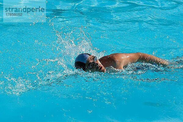 Athletischer Mann beim Schwimmen im Pool