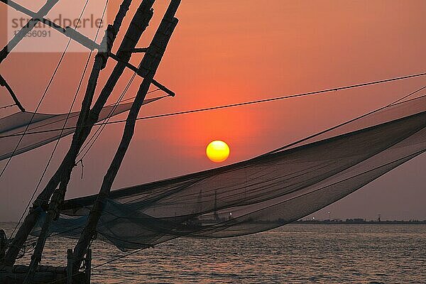 Kochi chinesische Fischnetze bei Sonnenuntergang. Fort Kochin  Kochi  Kerala  Indien  Asien