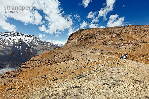 Straße in den Bergen (Himalaya) mit Auto. Spiti-Tal  Himachal Pradesh  Indien  Asien