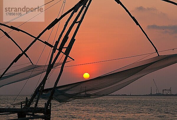 Kochi chinesische Fischnetze bei Sonnenuntergang. Fort Kochin  Kochi  Kerala  Indien  Asien