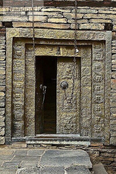 Tore der Festung Sangla  Hindu-Tempel. Sangla  Himachal Pradesh  Indien  Asien