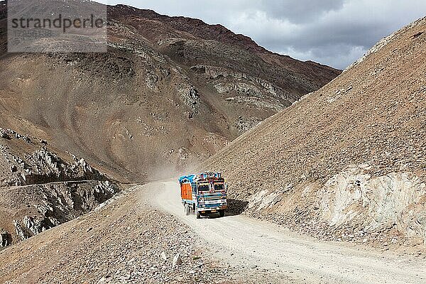 Manali-Leh-Straße im indischen Himalaya mit Lastwagen. Himachal Pradesh  Indien  Asien