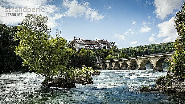 Blick auf Schloss Laufen  Brücke von Eisenbahn mit Rhein  am Rheinfall  Schaffhausen  Schweiz  Europa