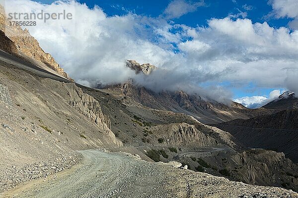 Straße in den Bergen (Himalaya) . Spiti-Tal  Himachal Pradesh  Indien  Asien
