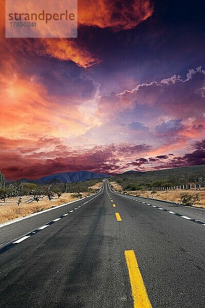 Straße in der Wüste mit dramatischem Himmel