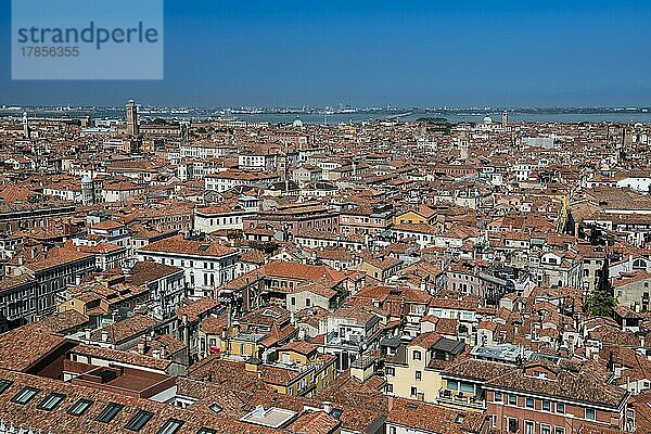 Blick vom Campanile  Glockentrum von San Marco  in Richtung Stadtteil Santa Croce  Venedig  Venetien  Italien  Europa