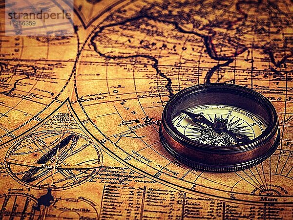 Reisen Geographie Navigation Konzept Hintergrund  Vintage Retro-Effekt gefiltert Hipster-Stil Bild der alten Vintage Retro-Kompass auf alten Weltkarte