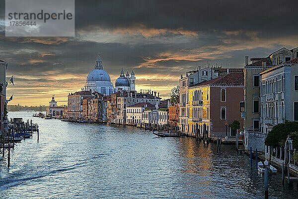 Sonnenaufgang am Canal Grande von der Ponte dell' Accademia gesehen  Venedig  Italien  Europa