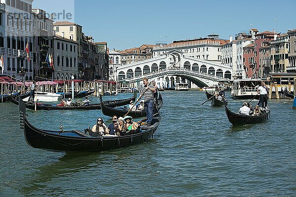Canale Grande  Gondeln mit Touristen vor Rialto Brücke  Venedig  Veneto  Italien  Europa