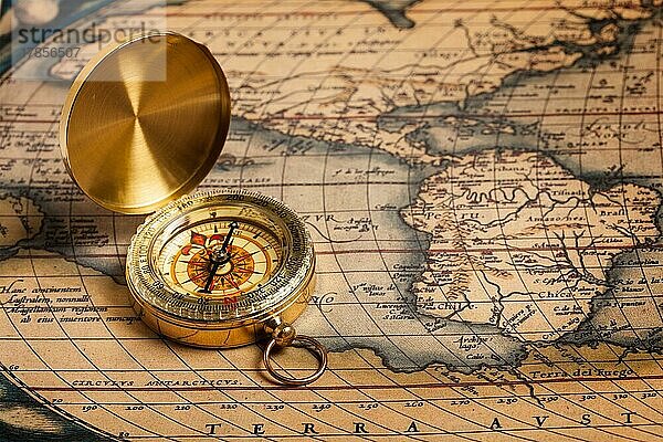 Alter Jahrgang retro goldenen Kompass auf alten Karte