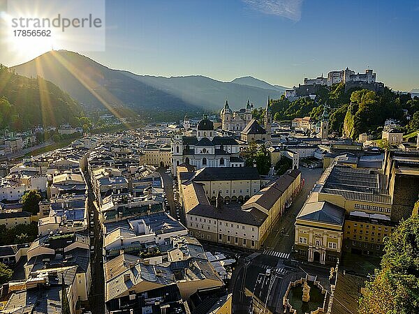 Stadtansicht  Altstadt und Festung Hohensalzburg  hinten der Gaisberg  Salzburg  Salzburger Land  Österreich  Europa