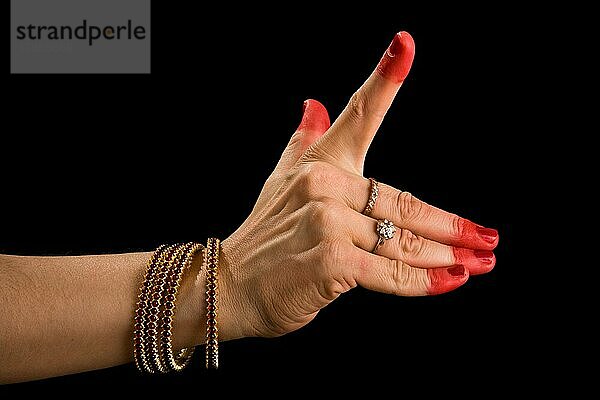 Frauenhand zeigt Pralambha hasta des klassischen indischen Tanzes Bharata Natyam