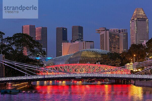 Skyline von Singapur. Der Fluss Singapur und die Cavenagh-Brücke am Abend