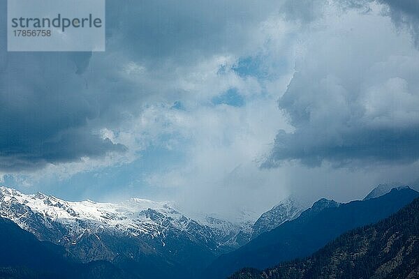 Wolken über dem Himalayamassiv. Himachal Pradesh  Indien  Asien