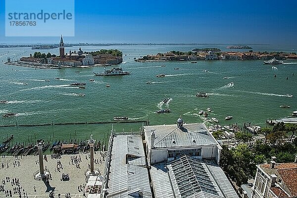 Blick vom Campanile  Glockentrum von San Marco  in Richtung Stadteil Dorsuduro und Giudecca  Insel San Giorgio  Venedig  Venetien  Italien  Europa