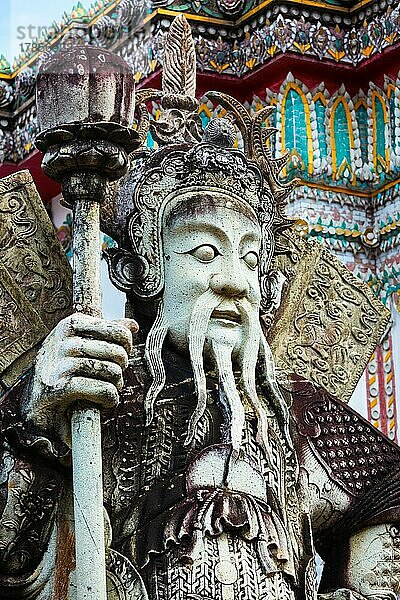 Chinesische Steinwächterstatue in Nahaufnahme im buddhistischen Tempel Wat Pho  Bangkok  Thailand  Asien