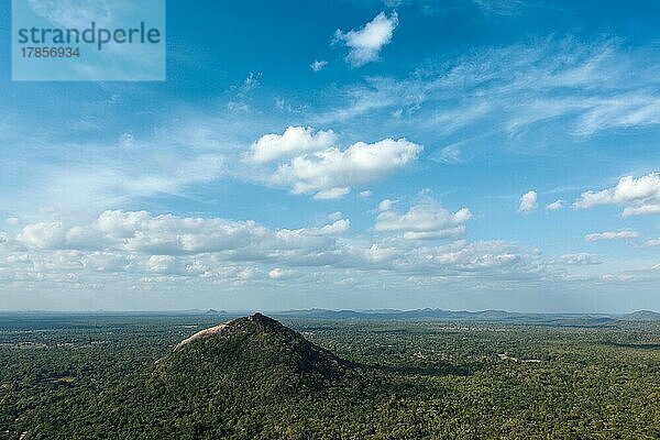 Himmel über kleinen  mit Bäumen bewachsenen Bergen. Sri Lanka