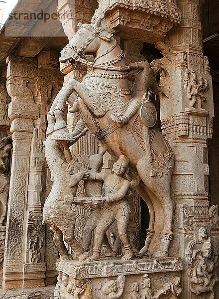 Statuen in einem Hindu-Tempel. Sri Ranganathaswamy-Tempel. Tiruchirappalli (Trichy)  Tamil Nadu  Indien  Asien