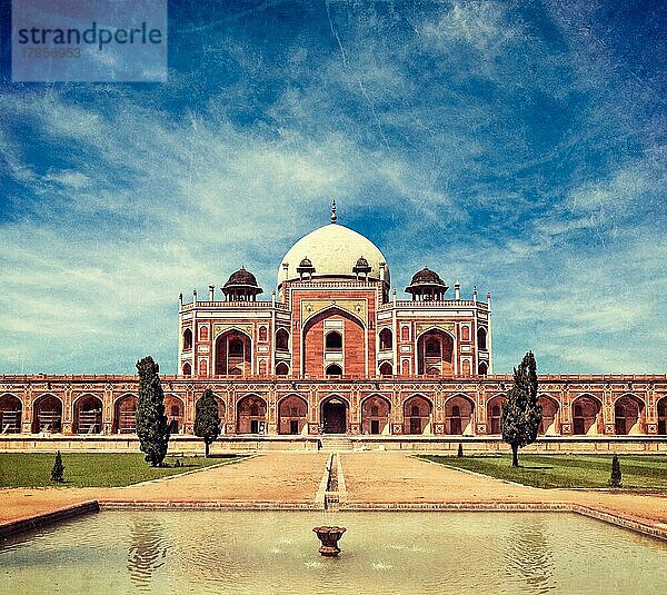 Vintage-Retro-Hipster-Stil Reise Bild von Humayun's Tomb mit überlagerten Grunge-Textur. Delhi  Indien. UNESCO-Weltkulturerbe. Frontalansicht